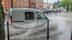 Zielona Góra. Ulewa zamieniła ulice w rwące potoki. IMGW ostrzega przed burzami w innych regionach Polski