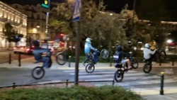 Drogowa bandyterka nastolatków na elektrycznych motorowerach i hulajnogach