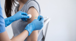 Kobieta chce 201 tys. zł za szczepienie przeciwko COVID-19. Zaskakujące oświadczenie sądu