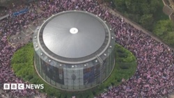 Ponad 100 000 osób w centrum Londynu na marszu zorganizowanym przez Tommy'ego Robinsona.