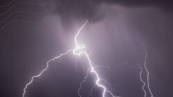 Burze w Polsce. 30-latek przeżył uderzenie pioruna. "Lekko oszołomiony zdołał dojść do strażników miejskich"