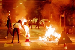 Śmierć 17-latka wywołała zamieszki. Młodzi ludzie atakują policjantów