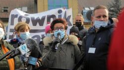 Byłe pierwsze damy wsparły protest w Michałowie. "Matki na Granicę. Miejsce dzieci nie jest w lesie!"