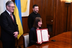 Ukraina dostanie prawie 3 mld euro pożyczki. Zełenski podpisał umowę ze Starmerem