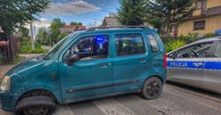 Kompletnie pijana kobieta wsiadła za kierownicę, by dokupić wódkę. Przed sklep dojechała bez koła