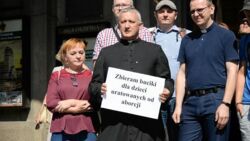 Ksiądz, który chciał "odkażać Szczecin z LGBT", uhonorowany medalem przez resort Ziobry