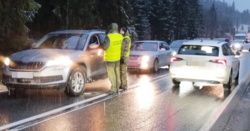 Kontrole na granicy ze Słowacją zostają. Wcześniej politycy KO nazywali je "pisowską szopką"