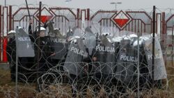 Policja: Siedmioro policjantów rannych po zajściach w Kuźnicy. Poszkodowany też żołnierz i strażniczka