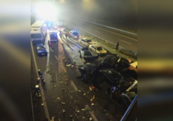 26 samochodów rozbitych, 10 osób rannych. Karambol na S19