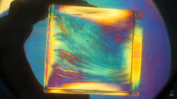 Pękające krople księcia Ruperta zatopione w szkle.