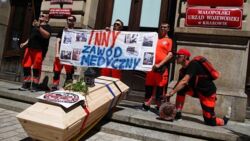 "Karetka bez ratowników to tylko samochód". Przedstawiciele protestujących rozmawiają z wiceszefem MZ