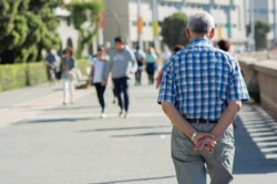 Ta popularna pozycja podczas spaceru zdradza więcej, niż myślisz