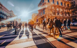 W jakim wieku czujemy się najbardziej nieszczęśliwi? Wyniki badań pokazują niepokojącą zmianę