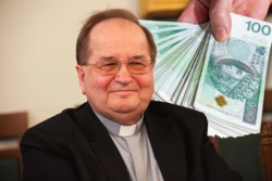 Problemy finansowe Rydzyka. Koszty rosną, kasa pusta