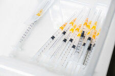 Mniej zaszczepionych trzecią dawką w statystykach. "To pomyłki punktów szczepień"