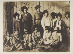 „A jak parobek chce trzymać prosiaka, to musi z nim razem mieszkać”