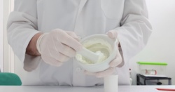 GIF: Taco Hemingway bez zgody producenta użył nazwy leku w piosence