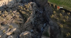 Szczelina powstwała po trzesięniu ziemi w Turcji