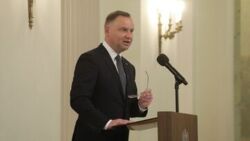 Prezydent Andrzej Duda: Trzeba tak dokręcić śrubę, by to Władimir Putin prosił o rozmowę