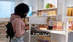 Brytyjskie supermarkety proszą o pozostanie w maskach