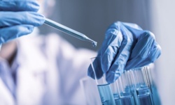 Polacy przestają ufać faktom. Nauka nas nie interesuje