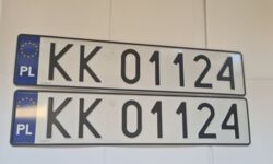Nowe tablice rejestracyjne w Krakowie. KK zastępuje KR