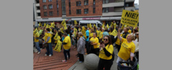„Nie dla klatek dla psów”. Protest przed ministerstwem w Warszawie