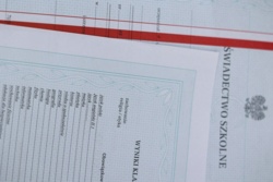 Uczniom wręczono błędne świadectwa. Pilny komunikat MEN