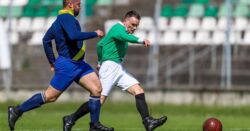 Trzewiki, stroje z epoki, piłka jak kamień. W Retro Lidze nie ma miękkiej gry