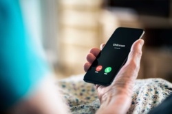 Dzwoni telefon z numeru zaczynającego się na +44, +31, +34? Odebraliśmy, abyś ty nie musiał