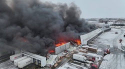 Pożar w Tarnowie Podgórnym. Ogień objął halę magazynową