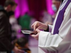 Kobiety w Kościele katolickim będą mogły udzielać komunii