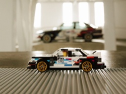 BMW Group i LEGO Group świętują powstanie BMW M3 E30