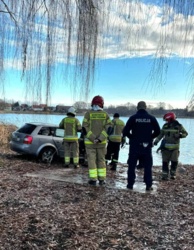 Auto wpadło do jeziora, kiedy flirtował z dziewczyną...