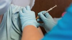 Przedłużona ważność certyfikatów covidowych. Warunkiem przyjęcie trzeciej dawki szczepionki