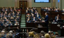 Posłowie dostali kolejną podwyżkę. Inflacja im niestraszna