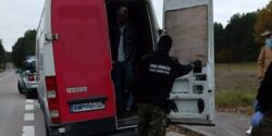 SG: Zatrzymano Ukraińca, który wiózł 27 nielegalnych migrantów