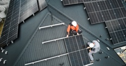 Właścicieli paneli fotowoltaicznych czeka podwyżkowy szok i to... podwójny. Darmowy prąd ze słońca będzie jeszcze droższy
