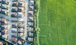 Korekta na rynku działek budowlanych, choć popyt na domy nie słabnie [Nowy raport]