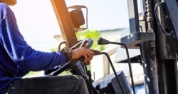 Wózkiem widłowym przeparkował samochód