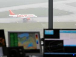 Co łączy lotnisko w Radomiu, CPK i kryzys dotyczący kontrolerów ruchu? Ekspert mówi o "upolitycznieniu lotnictwa"