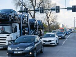 Zielone naklejki na samochód od 4 maja. Co grozi za ich brak? Kary są dotkliwe