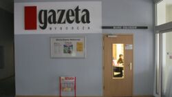 Policja próbowała zabrać laptopa dziennikarzowi "Wyborczej". Bo polityk PiS dostał pogróżki