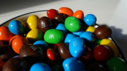 Dwa charakterystyczne kolory M&M's znikną