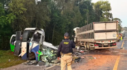 Czołowe zderzenie autobusu z ciężarówką. Tragiczny wypadek w Brazylii