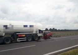 Zamknięta S7 po wypadku. Ryzyko wybuchu cysterny z tlenem