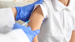 Szczepienie dziecka bez obecności rodzica. Prawo mówi jasno