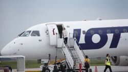 Pierwsza grupa Afgańczyków przyleciała do Poznania. Wśród nich kobieta w ciąży i miesięczne dziecko