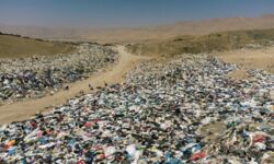 "Wysypisko śmieci dla świata". Co roku trafia tu 60 tys. ton starych ubrań 