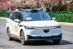 Bunt maszyn w Chinach! Taksówki bez kierowcy więżą ludzi